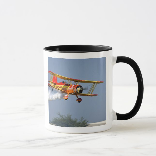 Caneca Gene Soucy realizando acrobacias em Grumman (Direita)