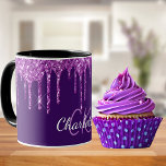 Caneca Glitter púrpura goteja nome monograma iniciais scr<br><div class="desc">Uma caneca de moda e moda. Um fundo roxo profundo chico decorado com pingos de brilho sujo,  aparência de pingar tinta. Personalize e adicione um nome e iniciais de monograma. Letras púrpuras e brancas de cor. O nome é escrito com um moderno estilo escrito à mão.</div>