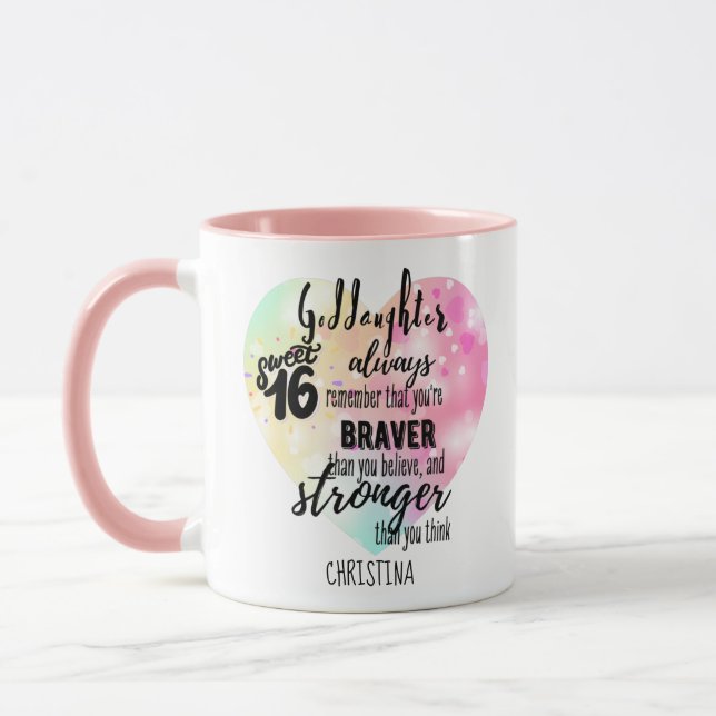 Caneca GodFilha Sweet16 Citação Gift Braver Stronger (Esquerda)