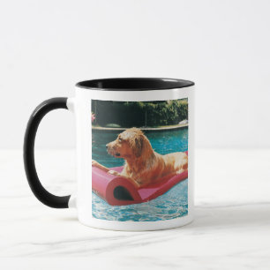 Caneca Golden retriever que encontra-se em uma cama de ar