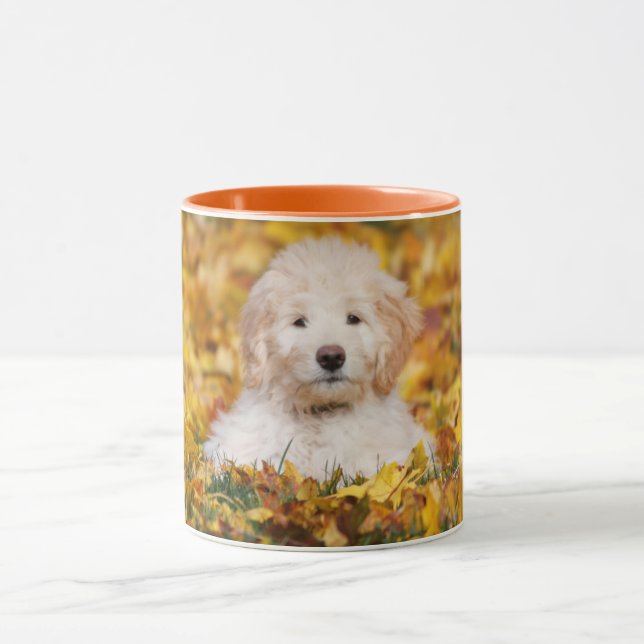 Caneca Goldendoodododododle Puppy Em Folhas De Queda (Centro)