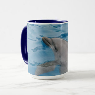 Caneca Golfinho Nadando Em Águas Do Oceano Azul Profundo