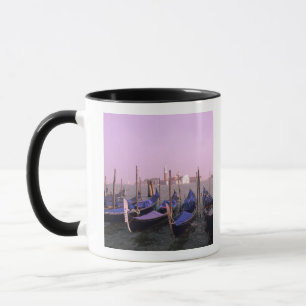 Caneca Gôndolas prontas para turistas em Veneza Itália