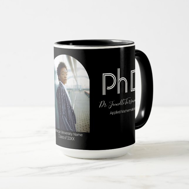 Caneca Graduação de Foto em PhD Preto de Keepsasaet Moder (Frente Esquerda)