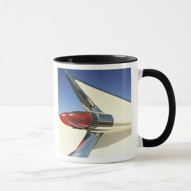 Caneca Gráfica: Close-up da barbatana e luz traseira em (Direita)