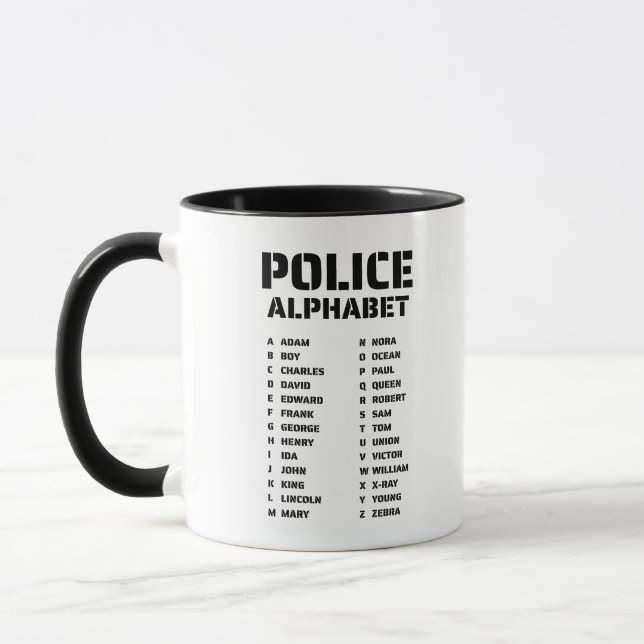 Caneca Gráfico de Alfabeto Fonético Policial para Oficiai (Esquerda)