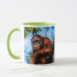 Caneca Grand singe roux perché dans un arbre tropical .