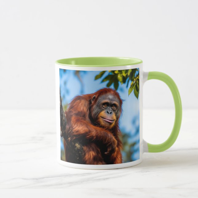 Caneca Grand singe roux perché dans un arbre tropical . (Direita)