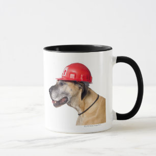 Caneca Great dane que veste um capacete vermelho da