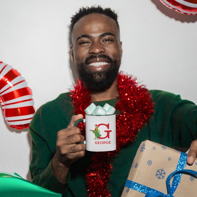 Caneca Grinch Clássico | Nome Travesso e Monograma G (Person holding mug)