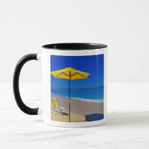 Caneca Guarda-chuva de praia amarela e cadeiras na prisã