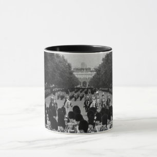 Caneca Guarda Real da Inglaterra antiga retornando ao lon