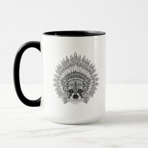 Caneca Guaxinim no Doodle emplumado da capota da guerra
