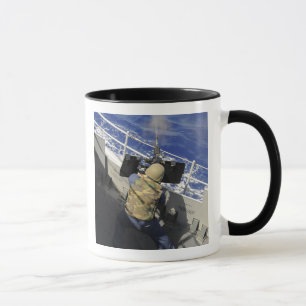 Caneca Gunners Mate disparando uma metralhadora calibre 5