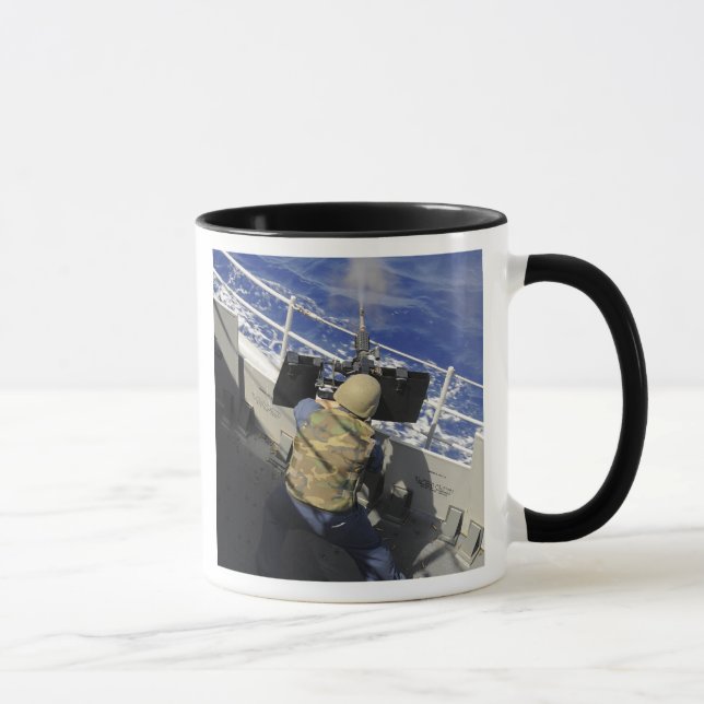 Caneca Gunners Mate disparando uma metralhadora calibre 5 (Direita)