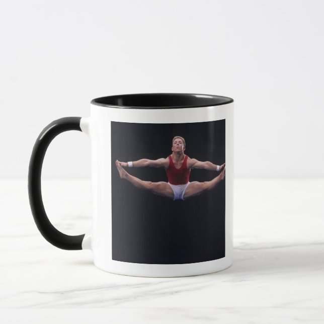 Caneca Gymnast masculino que executa no exercício de (Esquerda)