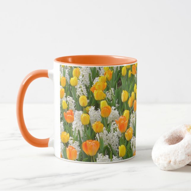 CANECA HACINITOS BRANCOS E AMARELOS E TULIPS DE LARANJA (Com Donut)