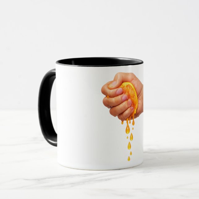 Caneca “Hand Squeezing Juicy Orange – Fresh Citrus Mug” (Frente Esquerda)