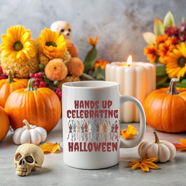 Caneca Hands Up Celebrating Halloween (Criador carregado)