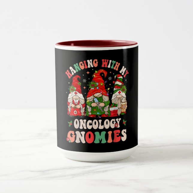 Caneca Hanging with My Oncology Gnomies – Funny Christmas (Centro)