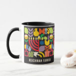 Caneca Hanukkah Chanukah Menorah Personalizado<br><div class="desc">Hanukkah / Chanukah Colorful Modern Geométrico Pattern Mug com Menorah, Dreidel, Rosquinhas, Estrelas e Azeite. Símbolos hebraicos e judeus de Hanukkah espaço para adicionar seu texto personalizado. Feliz desejo Hanukkah. Este belo, escaldante, é um presente excelente para desejar amigos, família e clientes, um Hanukkah/Chanukah muito feliz. Se quiser ver uma...</div>