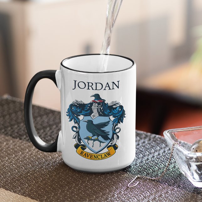 Caneca Harry Potter  | Gótico Corvinal | Adicione seu Nom (Mug on table)