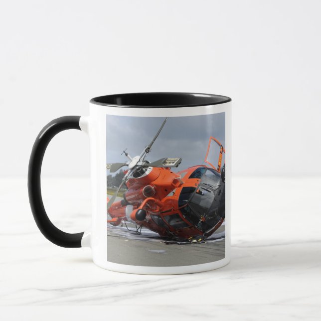Caneca helicóptero de golfinho MH-65 bateu na Arcata Airp (Esquerda)