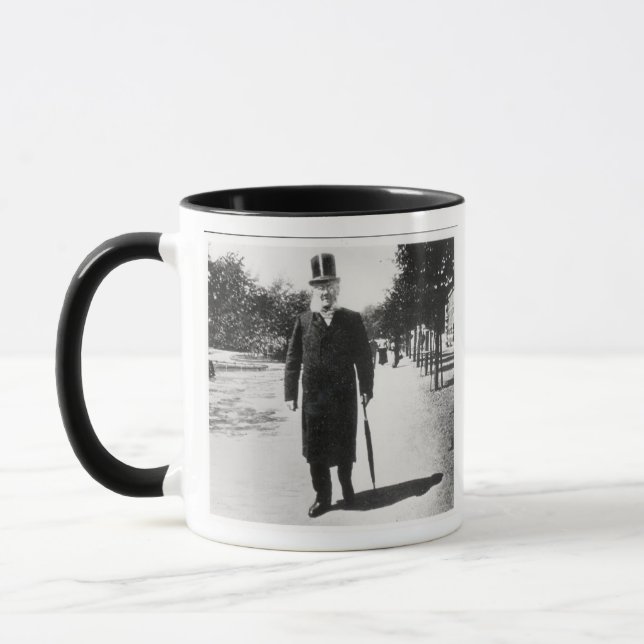 Caneca Henrik Ibsen (1828-1906) em Oslo, 1896 (foto de (Esquerda)