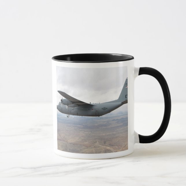 Caneca Hércules C-130 voa pelo céu (Direita)