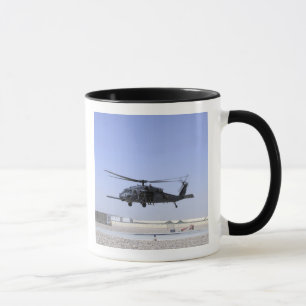 Caneca HH-60G Pave Hawk decolando de Camp Bastio