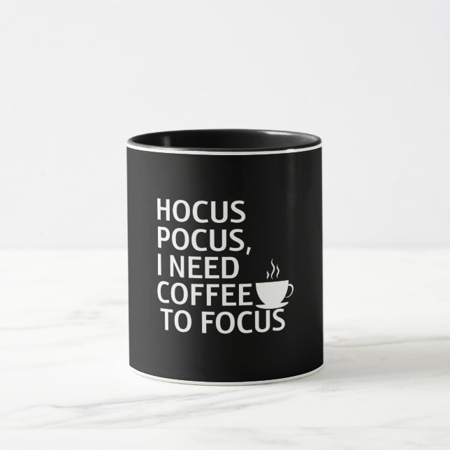 Caneca Hocus Pocus, preciso de café para focar Mug (Centro)