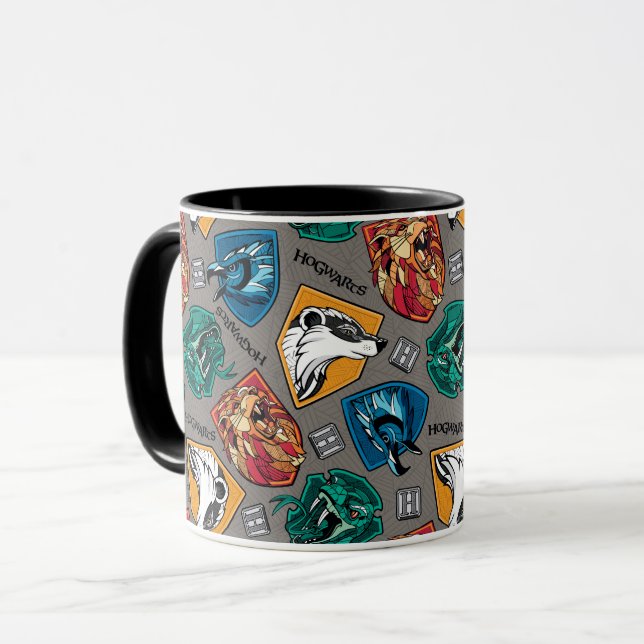 Caneca HOGWARTS™ Casas com Padrão Cruzado (Frente Esquerda)