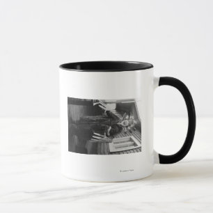 Caneca Homem de medicina Eskimo e menino doente em Alaska