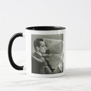 Caneca Homem de negócios que lê o jornal