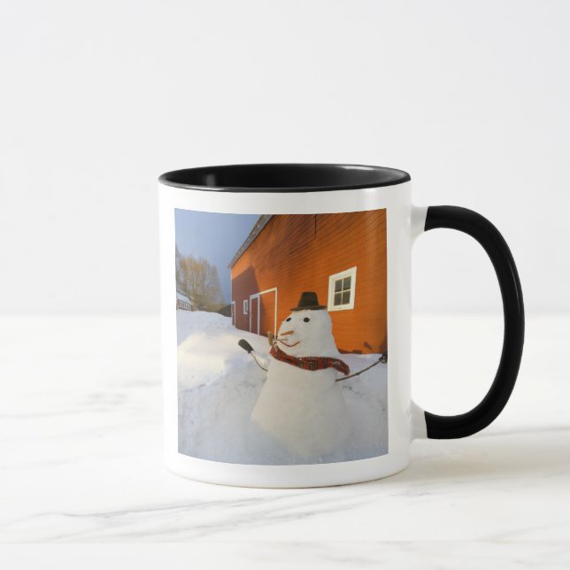 Caneca Homem de neve em frente ao celeiro vermelho em Col (Direita)