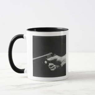 Caneca Homem que guardara a arma