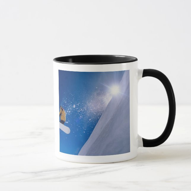 Caneca Homem voando pelo ar em um snowboard com (Direita)