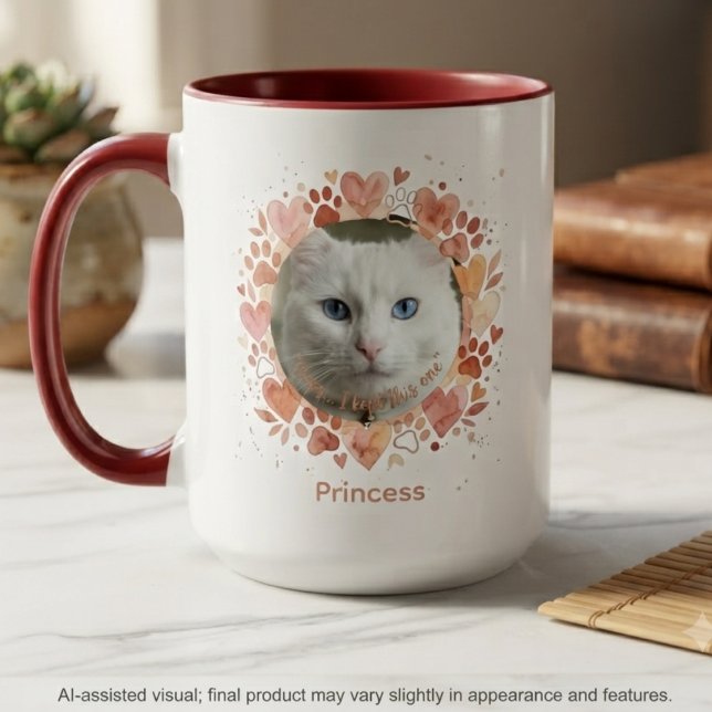 Caneca Homenagem ao Animal de Estimação Foster com Coraçã (A white cat portrait in a heart wreath for foster parents celebrating a rescue pet adoption.)