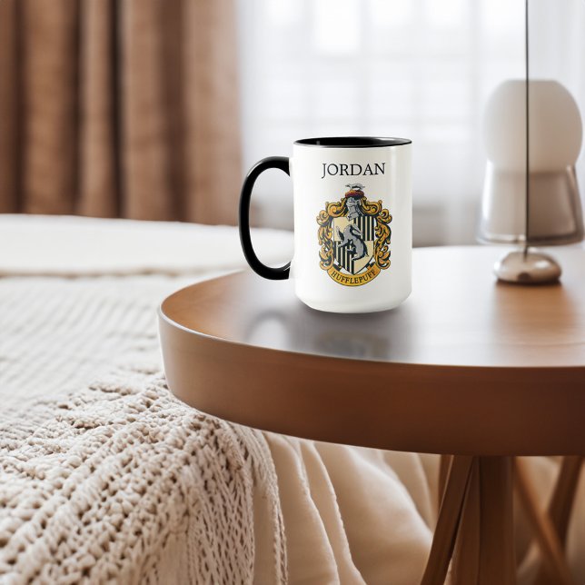 Caneca Hufflepuff Crest | Adicione seu nome (Mug on table)