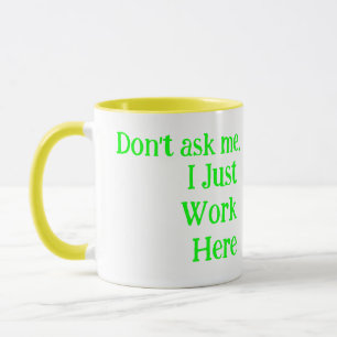 Caneca Humor Amarelo e Branco Eu Só Trabalho Aqui Engra