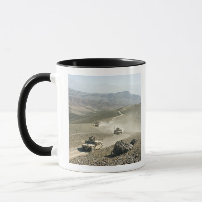 Caneca Humvees atravessam estradas de montanha robustas (Esquerda)
