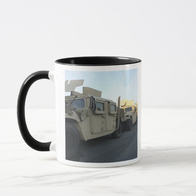 Caneca Humvees sentam-se no píer da cidade de Morehead (Esquerda)