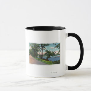Caneca Ideia da movimentação da beira do lago ao longo 