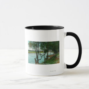 Caneca Ideia de uma aterragem do barco no rio do russo