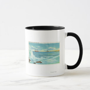 Caneca Ideia de uma cena do surf, navios na baía de Casc