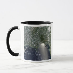 Caneca Ideia satélite de um derramar de óleo