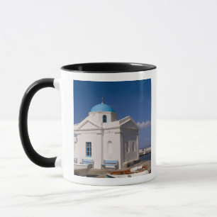Caneca Igreja Branca na praia perto do Mar Egeu, em