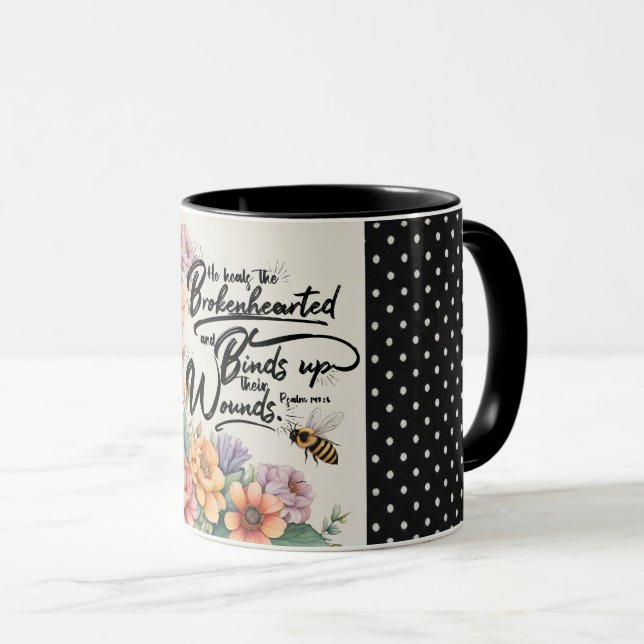 Caneca Imagem do versículo cristão Salmos 147:3 (Frente Esquerda)