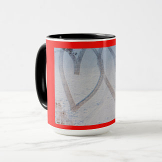 Caneca impressão de dois corações desenhados na neve em u