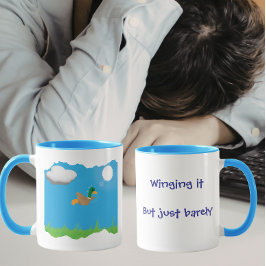 Caneca Improvisando Mas Só Quase - Humor de Pato